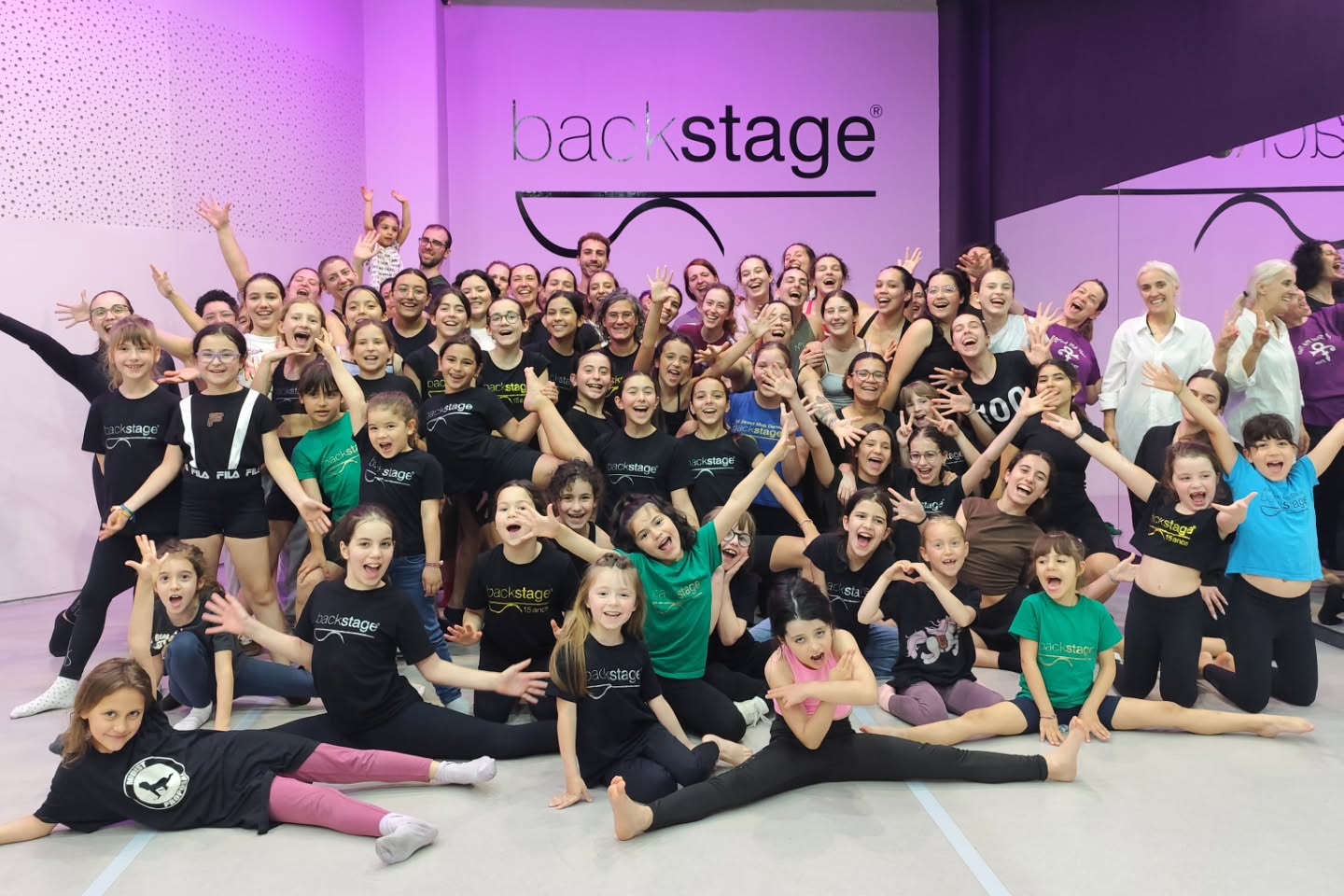 A XV StreetMobDance Backstage assinalou o Dia Internacional da Dança em Braga, com uma performance que reuniu cerca de 100 participantes na Praça da República na passada quarta-feira! Apesar da chuva, aconteceu... E para além de comemorar esta efeméride, foi uma edição especial de aniversário que recordou alguns dos melhores momentos vividos nas edições anteriores... Abrindo com a famosa Fame, como tudo começou em 2010 ✨ Obrigada a todos os participantes, alunos e familiares. Obrigada ainda aqueles que permitiram que contra todas as expectativas, acontecesse... Parabéns a toda a equipa Backstage! (Aos nossos pioneiros Rosália e Vasco, ao incansável Luís, coordenadores, coreógrafos e Professoras Júlio, Francisca, Carolina e Leonor, à nossa assistente Rita e ao nosso estagiário Rodrigo) Obrigada @marco_mendez_photographer Obrigada @octaviocamelodj Obrigada @cafevianna Obrigada ainda pelo apoio @municipio_de_braga num agradecimento especial ao José Gonçalves que faz parte da nossa história ✨ #xvstreetmobdance #diainternacionaldadança #backstageescoladedança #braga #portugal