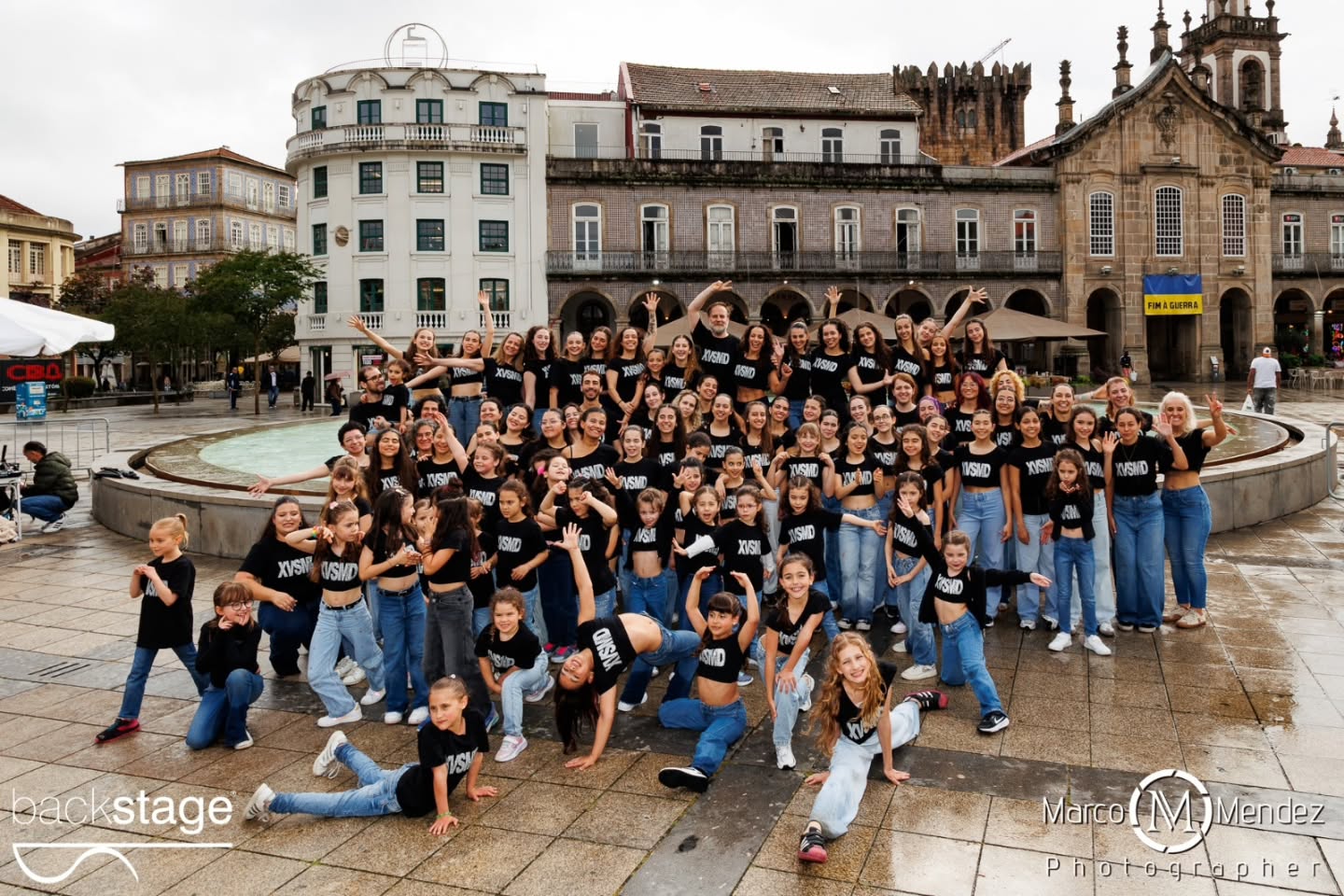 A XV StreetMobDance Backstage assinalou o Dia Internacional da Dança em Braga, com uma performance que reuniu cerca de 100 participantes na Praça da República na passada quarta-feira! Apesar da chuva, aconteceu... E para além de comemorar esta efeméride, foi uma edição especial de aniversário que recordou alguns dos melhores momentos vividos nas edições anteriores... Abrindo com a famosa Fame, como tudo começou em 2010 ✨ Obrigada a todos os participantes, alunos e familiares. Obrigada ainda aqueles que permitiram que contra todas as expectativas, acontecesse... Parabéns a toda a equipa Backstage! (Aos nossos pioneiros Rosália e Vasco, ao incansável Luís, coordenadores, coreógrafos e Professoras Júlio, Francisca, Carolina e Leonor, à nossa assistente Rita e ao nosso estagiário Rodrigo) Obrigada @marco_mendez_photographer Obrigada @octaviocamelodj Obrigada @cafevianna Obrigada ainda pelo apoio @municipio_de_braga num agradecimento especial ao José Gonçalves que faz parte da nossa história ✨ #xvstreetmobdance #diainternacionaldadança #backstageescoladedança #braga #portugal