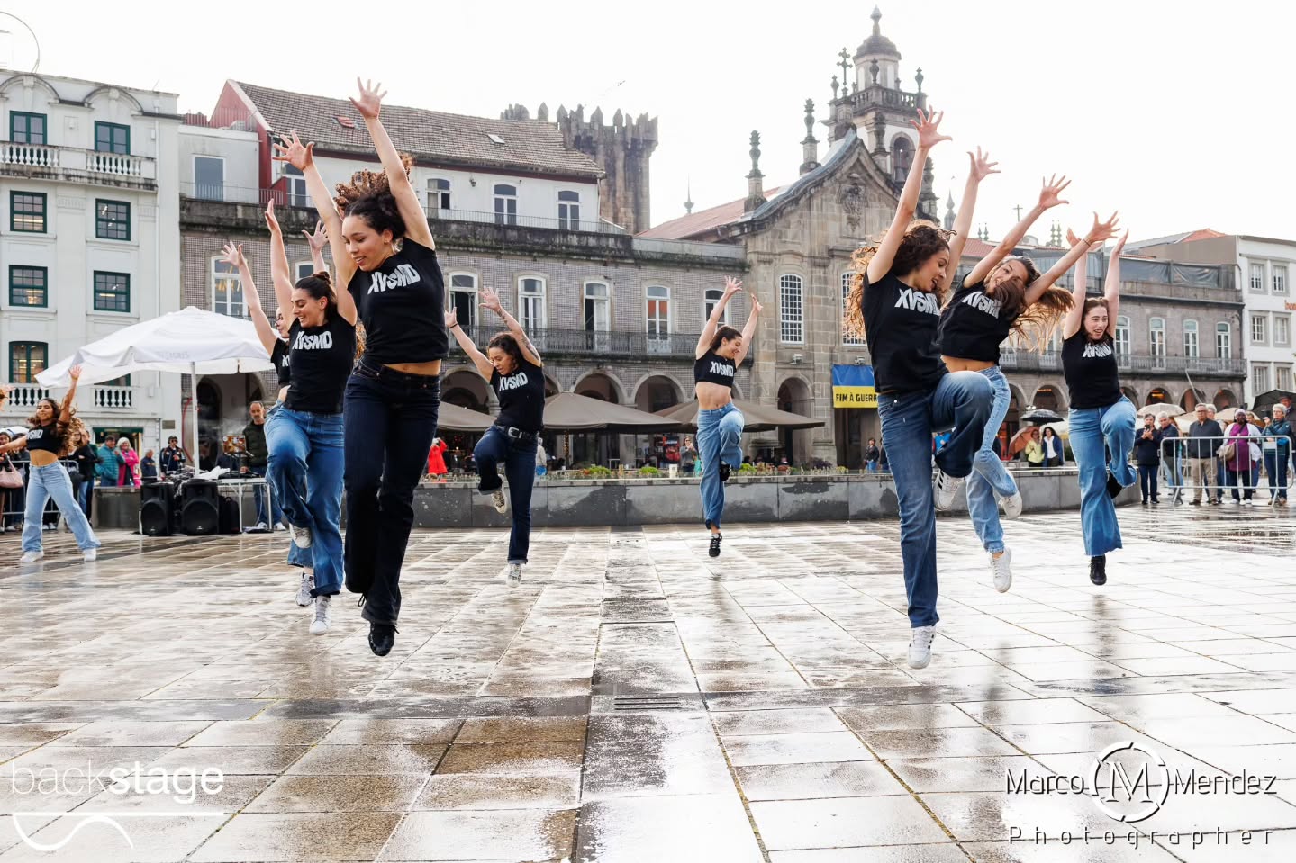 A XV StreetMobDance Backstage assinalou o Dia Internacional da Dança em Braga, com uma performance que reuniu cerca de 100 participantes na Praça da República no dia 29 de Abril! Ballet, Hip Hop, Commercial, Dança Contemporânea, Dança Jazz, Acro Dance... Dos mais pequenos aos adultos, dos iniciados aos avançados, todos provaram que a Dança pertence a todos os corpos, géneros, estilos e idades ✨ Vídeos brevemente 👀 Direção artística @rosaliapassinhas Coreógrafos e professores Rosália Passinhas Vasco Peixoto, Júlio Cerdeira, Carolina Gomes, Leonor Ferreira, Fotografia @marco_mendez_photographer DJ @octaviocamelodj Apoio @cafevianna Obrigada ainda pelo apoio @municipio_de_braga num agradecimento especial ao José Gonçalves que faz parte da nossa história ✨ #xvstreetmobdance #diainternacionaldadança #backstageescoladedança #braga #portugal