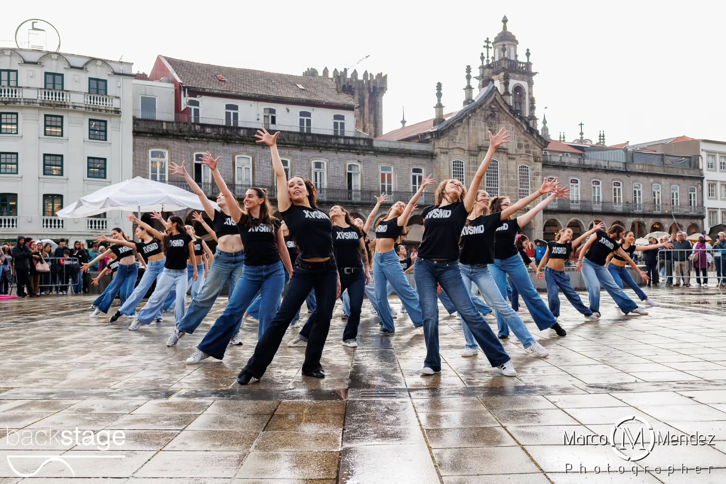 A XV StreetMobDance Backstage assinalou o Dia Internacional da Dança em Braga, com uma performance que reuniu cerca de 100 participantes na Praça da República no dia 29 de Abril! Ballet, Hip Hop, Commercial, Dança Contemporânea, Dança Jazz, Acro Dance... Dos mais pequenos aos adultos, dos iniciados aos avançados, todos provaram que a Dança pertence a todos os corpos, géneros, estilos e idades ✨ Vídeos brevemente 👀 Direção artística @rosaliapassinhas Coreógrafos e professores Rosália Passinhas Vasco Peixoto, Júlio Cerdeira, Carolina Gomes, Leonor Ferreira, Fotografia @marco_mendez_photographer DJ @octaviocamelodj Apoio @cafevianna Obrigada ainda pelo apoio @municipio_de_braga num agradecimento especial ao José Gonçalves que faz parte da nossa história ✨ #xvstreetmobdance #diainternacionaldadança #backstageescoladedança #braga #portugal