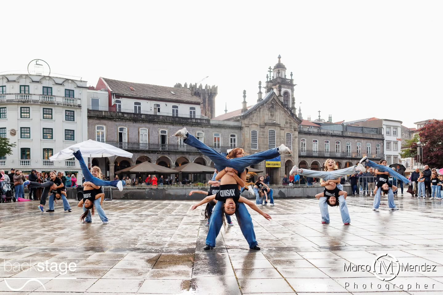 A XV StreetMobDance Backstage assinalou o Dia Internacional da Dança em Braga, com uma performance que reuniu cerca de 100 participantes na Praça da República no dia 29 de Abril! Ballet, Hip Hop, Commercial, Dança Contemporânea, Dança Jazz, Acro Dance... Dos mais pequenos aos adultos, dos iniciados aos avançados, todos provaram que a Dança pertence a todos os corpos, géneros, estilos e idades ✨ Vídeos brevemente 👀 Direção artística @rosaliapassinhas Coreógrafos e professores Rosália Passinhas Vasco Peixoto, Júlio Cerdeira, Carolina Gomes, Leonor Ferreira, Fotografia @marco_mendez_photographer DJ @octaviocamelodj Apoio @cafevianna Obrigada ainda pelo apoio @municipio_de_braga num agradecimento especial ao José Gonçalves que faz parte da nossa história ✨ #xvstreetmobdance #diainternacionaldadança #backstageescoladedança #braga #portugal