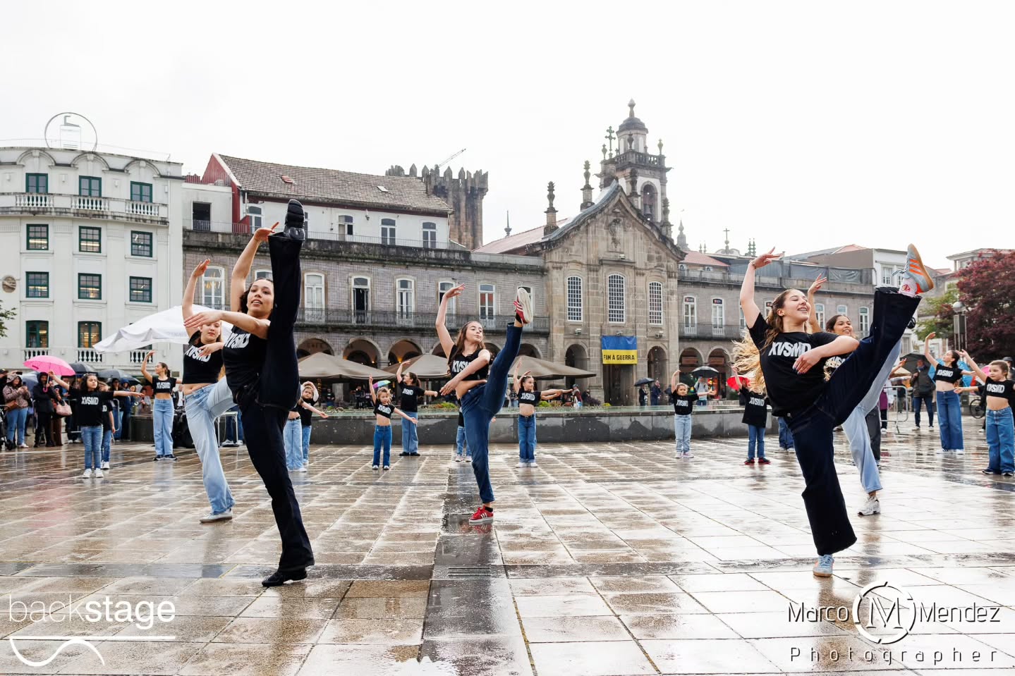 A XV StreetMobDance Backstage assinalou o Dia Internacional da Dança em Braga, com uma performance que reuniu cerca de 100 participantes na Praça da República no dia 29 de Abril! Ballet, Hip Hop, Commercial, Dança Contemporânea, Dança Jazz, Acro Dance... Dos mais pequenos aos adultos, dos iniciados aos avançados, todos provaram que a Dança pertence a todos os corpos, géneros, estilos e idades ✨ Vídeos brevemente 👀 Direção artística @rosaliapassinhas Coreógrafos e professores Rosália Passinhas Vasco Peixoto, Júlio Cerdeira, Carolina Gomes, Leonor Ferreira, Fotografia @marco_mendez_photographer DJ @octaviocamelodj Apoio @cafevianna Obrigada ainda pelo apoio @municipio_de_braga num agradecimento especial ao José Gonçalves que faz parte da nossa história ✨ #xvstreetmobdance #diainternacionaldadança #backstageescoladedança #braga #portugal