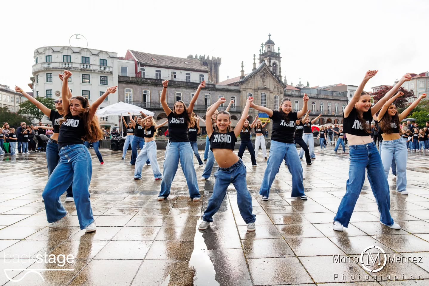 A XV StreetMobDance Backstage assinalou o Dia Internacional da Dança em Braga, com uma performance que reuniu cerca de 100 participantes na Praça da República no dia 29 de Abril! Ballet, Hip Hop, Commercial, Dança Contemporânea, Dança Jazz, Acro Dance... Dos mais pequenos aos adultos, dos iniciados aos avançados, todos provaram que a Dança pertence a todos os corpos, géneros, estilos e idades ✨ Vídeos brevemente 👀 Direção artística @rosaliapassinhas Coreógrafos e professores Rosália Passinhas Vasco Peixoto, Júlio Cerdeira, Carolina Gomes, Leonor Ferreira, Fotografia @marco_mendez_photographer DJ @octaviocamelodj Apoio @cafevianna Obrigada ainda pelo apoio @municipio_de_braga num agradecimento especial ao José Gonçalves que faz parte da nossa história ✨ #xvstreetmobdance #diainternacionaldadança #backstageescoladedança #braga #portugal