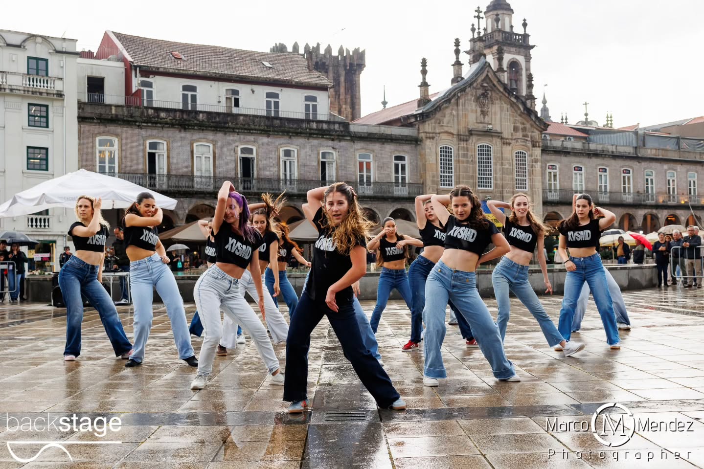 A XV StreetMobDance Backstage assinalou o Dia Internacional da Dança em Braga, com uma performance que reuniu cerca de 100 participantes na Praça da República no dia 29 de Abril! Ballet, Hip Hop, Commercial, Dança Contemporânea, Dança Jazz, Acro Dance... Dos mais pequenos aos adultos, dos iniciados aos avançados, todos provaram que a Dança pertence a todos os corpos, géneros, estilos e idades ✨ Vídeos brevemente 👀 Direção artística @rosaliapassinhas Coreógrafos e professores Rosália Passinhas Vasco Peixoto, Júlio Cerdeira, Carolina Gomes, Leonor Ferreira, Fotografia @marco_mendez_photographer DJ @octaviocamelodj Apoio @cafevianna Obrigada ainda pelo apoio @municipio_de_braga num agradecimento especial ao José Gonçalves que faz parte da nossa história ✨ #xvstreetmobdance #diainternacionaldadança #backstageescoladedança #braga #portugal