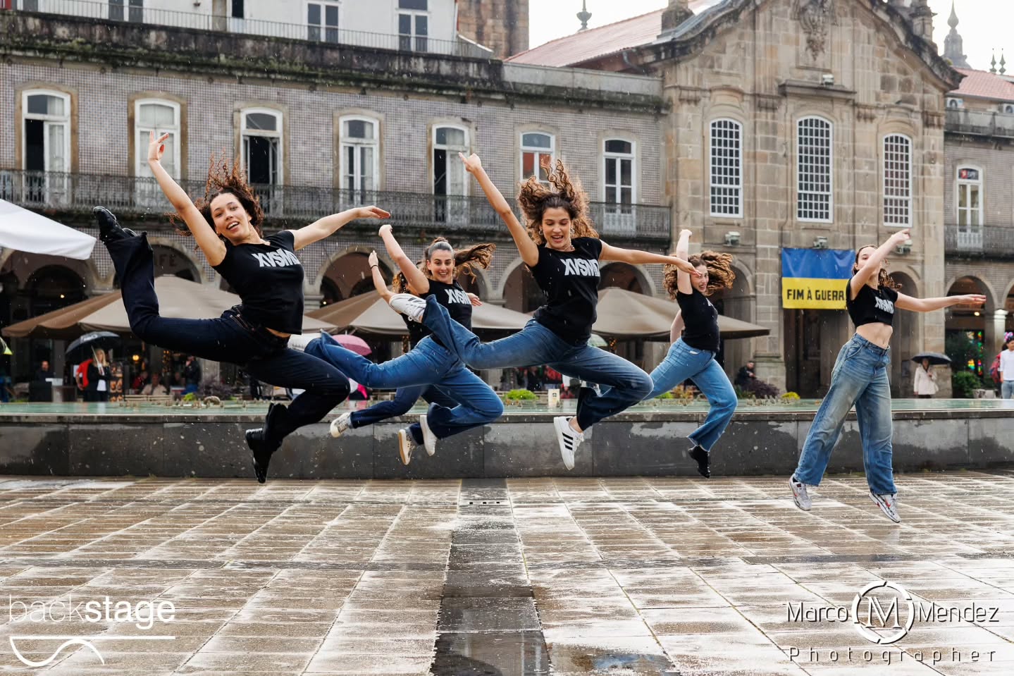 A XV StreetMobDance Backstage assinalou o Dia Internacional da Dança em Braga, com uma performance que reuniu cerca de 100 participantes na Praça da República no dia 29 de Abril! Ballet, Hip Hop, Commercial, Dança Contemporânea, Dança Jazz, Acro Dance... Dos mais pequenos aos adultos, dos iniciados aos avançados, todos provaram que a Dança pertence a todos os corpos, géneros, estilos e idades ✨ Vídeos brevemente 👀 Direção artística @rosaliapassinhas Coreógrafos e professores Rosália Passinhas Vasco Peixoto, Júlio Cerdeira, Carolina Gomes, Leonor Ferreira, Fotografia @marco_mendez_photographer DJ @octaviocamelodj Apoio @cafevianna Obrigada ainda pelo apoio @municipio_de_braga num agradecimento especial ao José Gonçalves que faz parte da nossa história ✨ #xvstreetmobdance #diainternacionaldadança #backstageescoladedança #braga #portugal