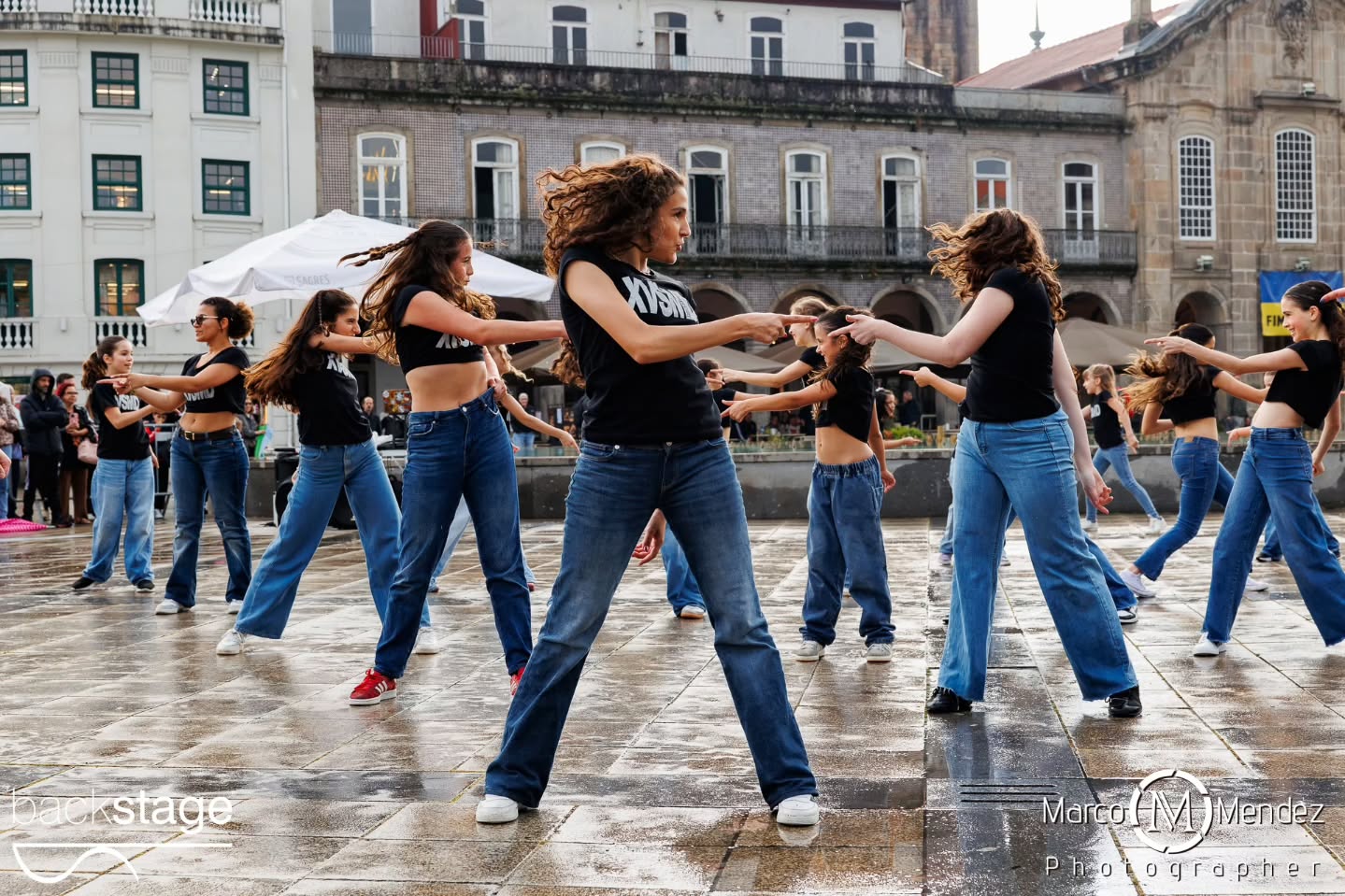 A XV StreetMobDance Backstage assinalou o Dia Internacional da Dança em Braga, com uma performance que reuniu cerca de 100 participantes na Praça da República no dia 29 de Abril! Ballet, Hip Hop, Commercial, Dança Contemporânea, Dança Jazz, Acro Dance... Dos mais pequenos aos adultos, dos iniciados aos avançados, todos provaram que a Dança pertence a todos os corpos, géneros, estilos e idades ✨ Vídeos brevemente 👀 Direção artística @rosaliapassinhas Coreógrafos e professores Rosália Passinhas Vasco Peixoto, Júlio Cerdeira, Carolina Gomes, Leonor Ferreira, Fotografia @marco_mendez_photographer DJ @octaviocamelodj Apoio @cafevianna Obrigada ainda pelo apoio @municipio_de_braga num agradecimento especial ao José Gonçalves que faz parte da nossa história ✨ #xvstreetmobdance #diainternacionaldadança #backstageescoladedança #braga #portugal