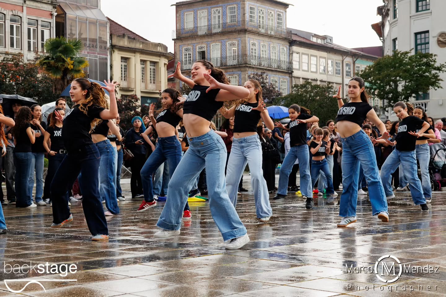 A XV StreetMobDance Backstage assinalou o Dia Internacional da Dança em Braga, com uma performance que reuniu cerca de 100 participantes na Praça da República no dia 29 de Abril! Ballet, Hip Hop, Commercial, Dança Contemporânea, Dança Jazz, Acro Dance... Dos mais pequenos aos adultos, dos iniciados aos avançados, todos provaram que a Dança pertence a todos os corpos, géneros, estilos e idades ✨ Vídeos brevemente 👀 Direção artística @rosaliapassinhas Coreógrafos e professores Rosália Passinhas Vasco Peixoto, Júlio Cerdeira, Carolina Gomes, Leonor Ferreira, Fotografia @marco_mendez_photographer DJ @octaviocamelodj Apoio @cafevianna Obrigada ainda pelo apoio @municipio_de_braga num agradecimento especial ao José Gonçalves que faz parte da nossa história ✨ #xvstreetmobdance #diainternacionaldadança #backstageescoladedança #braga #portugal