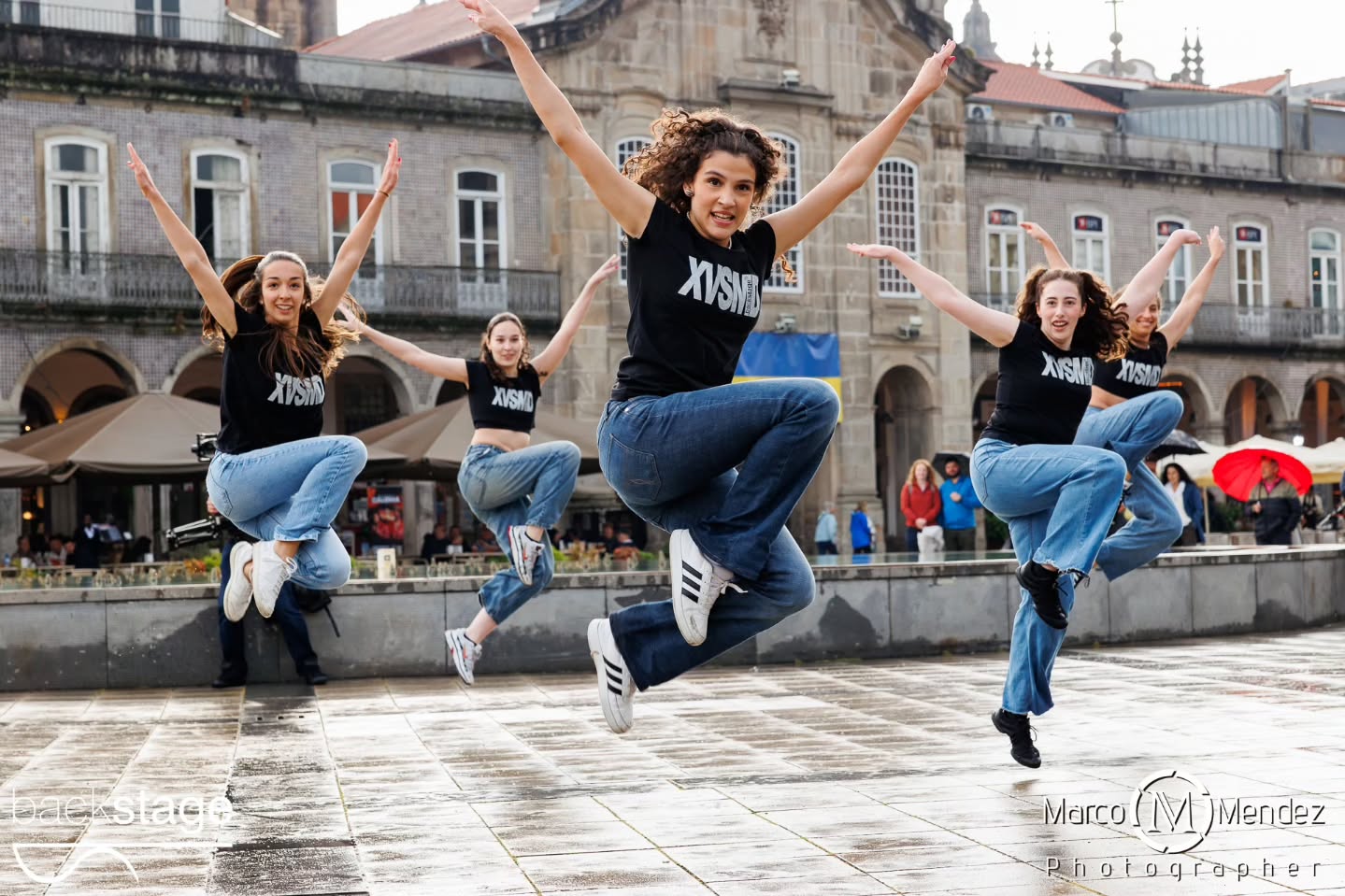 A XV StreetMobDance Backstage assinalou o Dia Internacional da Dança em Braga, com uma performance que reuniu cerca de 100 participantes na Praça da República no dia 29 de Abril! Ballet, Hip Hop, Commercial, Dança Contemporânea, Dança Jazz, Acro Dance... Dos mais pequenos aos adultos, dos iniciados aos avançados, todos provaram que a Dança pertence a todos os corpos, géneros, estilos e idades ✨ Vídeos brevemente 👀 Direção artística @rosaliapassinhas Coreógrafos e professores Rosália Passinhas Vasco Peixoto, Júlio Cerdeira, Carolina Gomes, Leonor Ferreira, Fotografia @marco_mendez_photographer DJ @octaviocamelodj Apoio @cafevianna Obrigada ainda pelo apoio @municipio_de_braga num agradecimento especial ao José Gonçalves que faz parte da nossa história ✨ #xvstreetmobdance #diainternacionaldadança #backstageescoladedança #braga #portugal