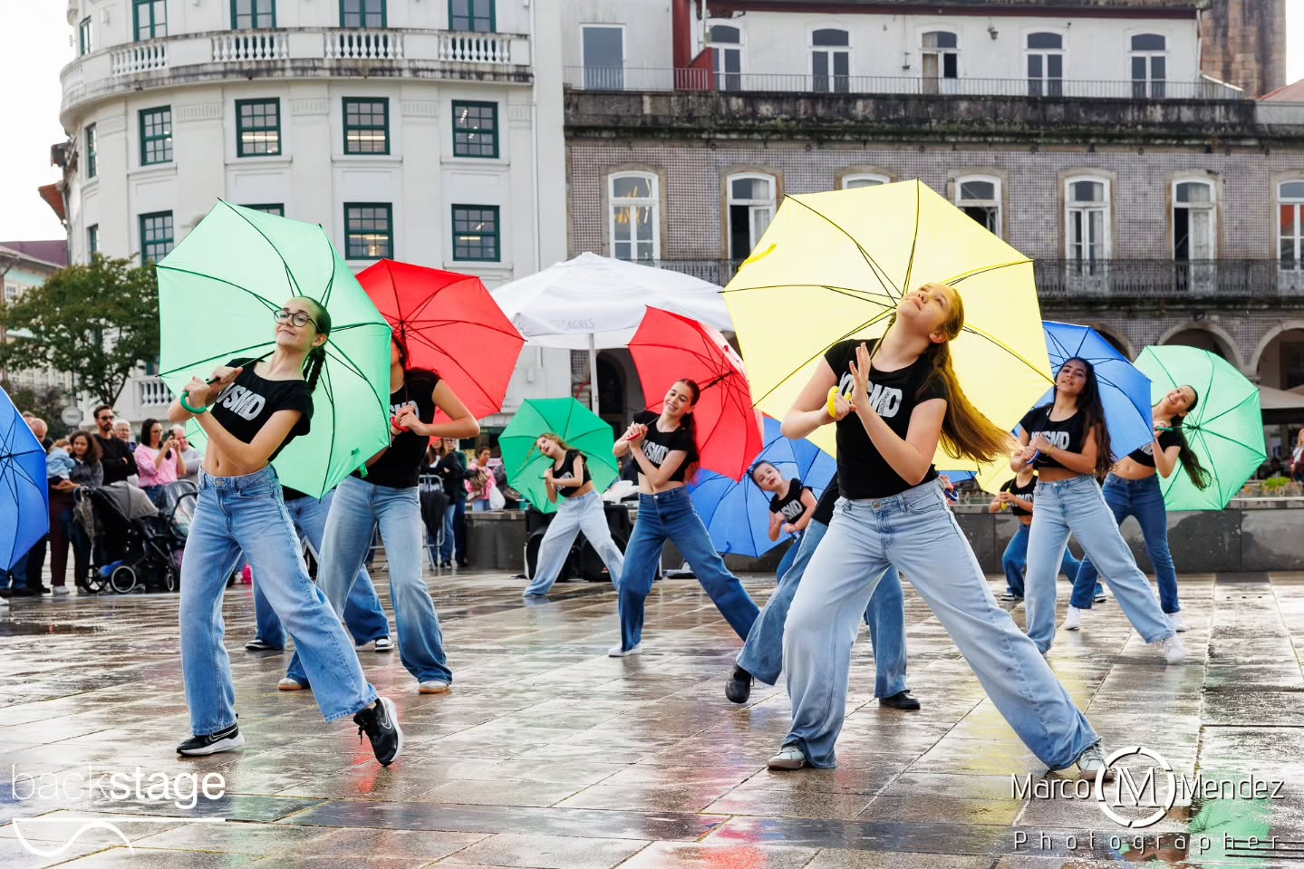 A XV StreetMobDance Backstage assinalou o Dia Internacional da Dança em Braga, com uma performance que reuniu cerca de 100 participantes na Praça da República no dia 29 de Abril! Ballet, Hip Hop, Commercial, Dança Contemporânea, Dança Jazz, Acro Dance... Dos mais pequenos aos adultos, dos iniciados aos avançados, todos provaram que a Dança pertence a todos os corpos, géneros, estilos e idades ✨ Vídeos brevemente 👀 Direção artística @rosaliapassinhas Coreógrafos e professores Rosália Passinhas Vasco Peixoto, Júlio Cerdeira, Carolina Gomes, Leonor Ferreira, Fotografia @marco_mendez_photographer DJ @octaviocamelodj Apoio @cafevianna Obrigada ainda pelo apoio @municipio_de_braga num agradecimento especial ao José Gonçalves que faz parte da nossa história ✨ #xvstreetmobdance #diainternacionaldadança #backstageescoladedança #braga #portugal