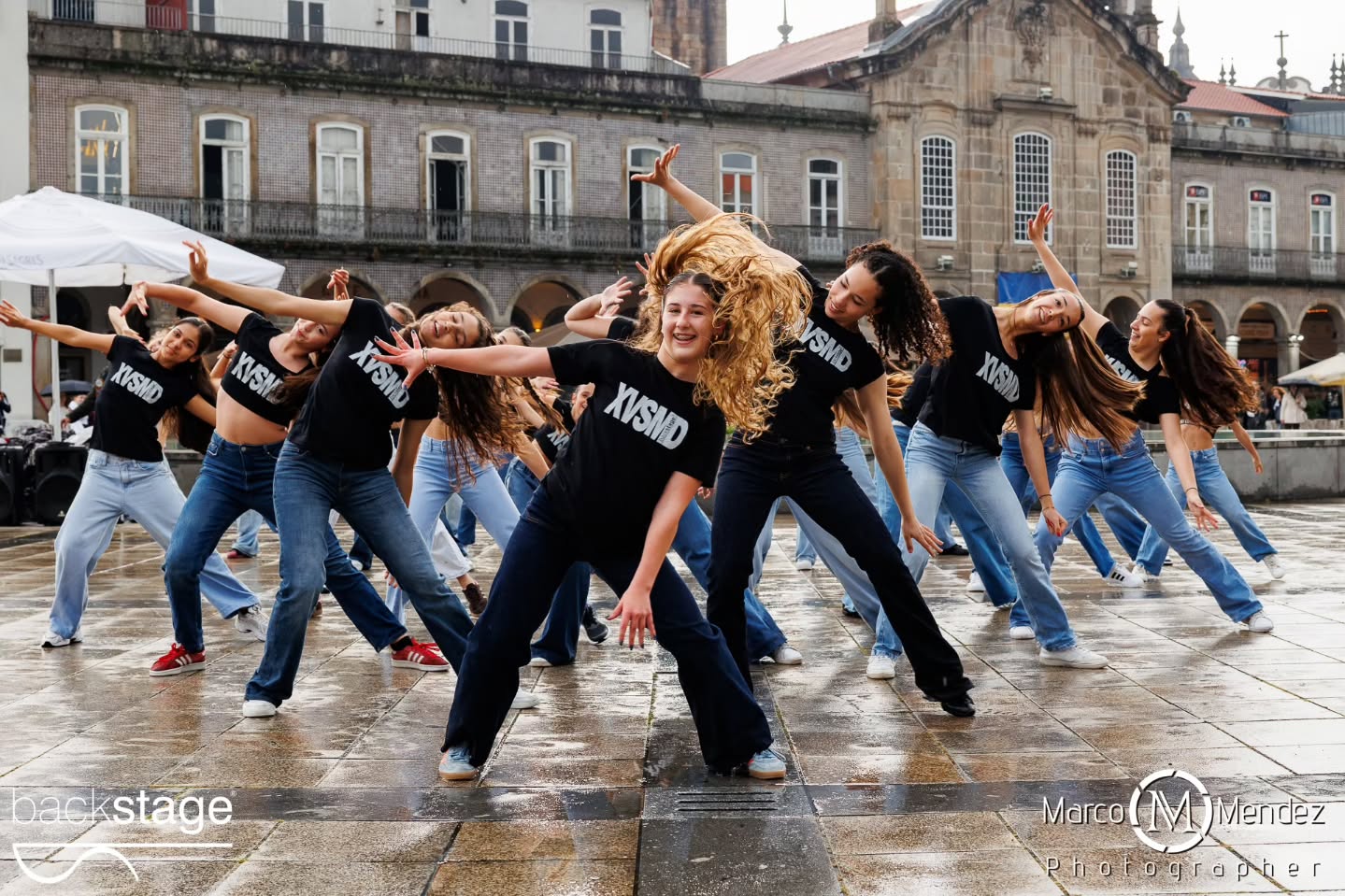 A XV StreetMobDance Backstage assinalou o Dia Internacional da Dança em Braga, com uma performance que reuniu cerca de 100 participantes na Praça da República no dia 29 de Abril! Ballet, Hip Hop, Commercial, Dança Contemporânea, Dança Jazz, Acro Dance... Dos mais pequenos aos adultos, dos iniciados aos avançados, todos provaram que a Dança pertence a todos os corpos, géneros, estilos e idades ✨ Vídeos brevemente 👀 Direção artística @rosaliapassinhas Coreógrafos e professores Rosália Passinhas Vasco Peixoto, Júlio Cerdeira, Carolina Gomes, Leonor Ferreira, Fotografia @marco_mendez_photographer DJ @octaviocamelodj Apoio @cafevianna Obrigada ainda pelo apoio @municipio_de_braga num agradecimento especial ao José Gonçalves que faz parte da nossa história ✨ #xvstreetmobdance #diainternacionaldadança #backstageescoladedança #braga #portugal