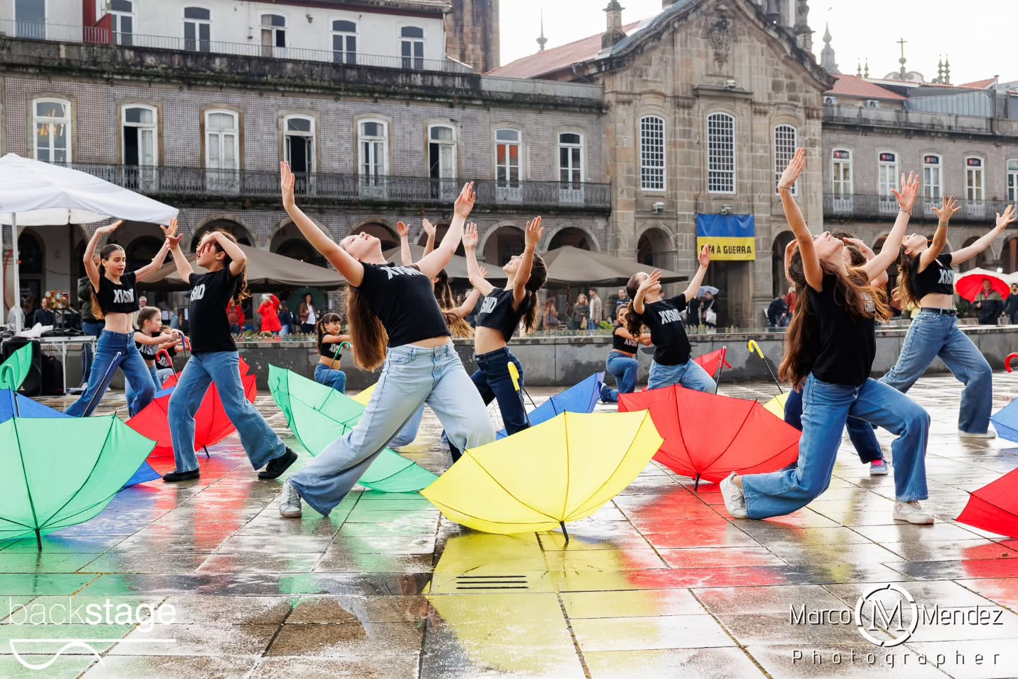 A XV StreetMobDance Backstage assinalou o Dia Internacional da Dança em Braga, com uma performance que reuniu cerca de 100 participantes na Praça da República no dia 29 de Abril! Ballet, Hip Hop, Commercial, Dança Contemporânea, Dança Jazz, Acro Dance... Dos mais pequenos aos adultos, dos iniciados aos avançados, todos provaram que a Dança pertence a todos os corpos, géneros, estilos e idades ✨ Vídeos brevemente 👀 Direção artística @rosaliapassinhas Coreógrafos e professores Rosália Passinhas Vasco Peixoto, Júlio Cerdeira, Carolina Gomes, Leonor Ferreira, Fotografia @marco_mendez_photographer DJ @octaviocamelodj Apoio @cafevianna Obrigada ainda pelo apoio @municipio_de_braga num agradecimento especial ao José Gonçalves que faz parte da nossa história ✨ #xvstreetmobdance #diainternacionaldadança #backstageescoladedança #braga #portugal