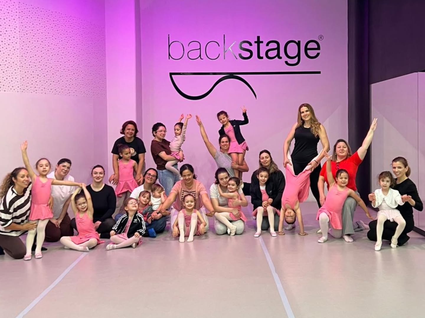 A Semana da Mãe terminou este sábado com a participação das mães (e respectivos substitutos quando necessário 😜) em todas as aulas de Babies e Kids! Elas aventuraram-se em Ballet, Acro Dance, Jazz, Contemporânea e Hip Hop e superaram todos os desafios! Para além de ser uma semana absolutamente adorável demonstrando toda a cumplicidade entre mães e filhos, estas atividades permitem aproximar a família à prática da dança, promovendo uma participação ainda maior dos familiares no quotidiano da formação dos nossos alunos! Obrigada mamãs por aceitarem o desafio e por todo o apoio imprescindível à evolução dos nossos alunos ❤️ #backstageescoladedança #semanadamaebackstage #escoladedançabraga #braga #portugal