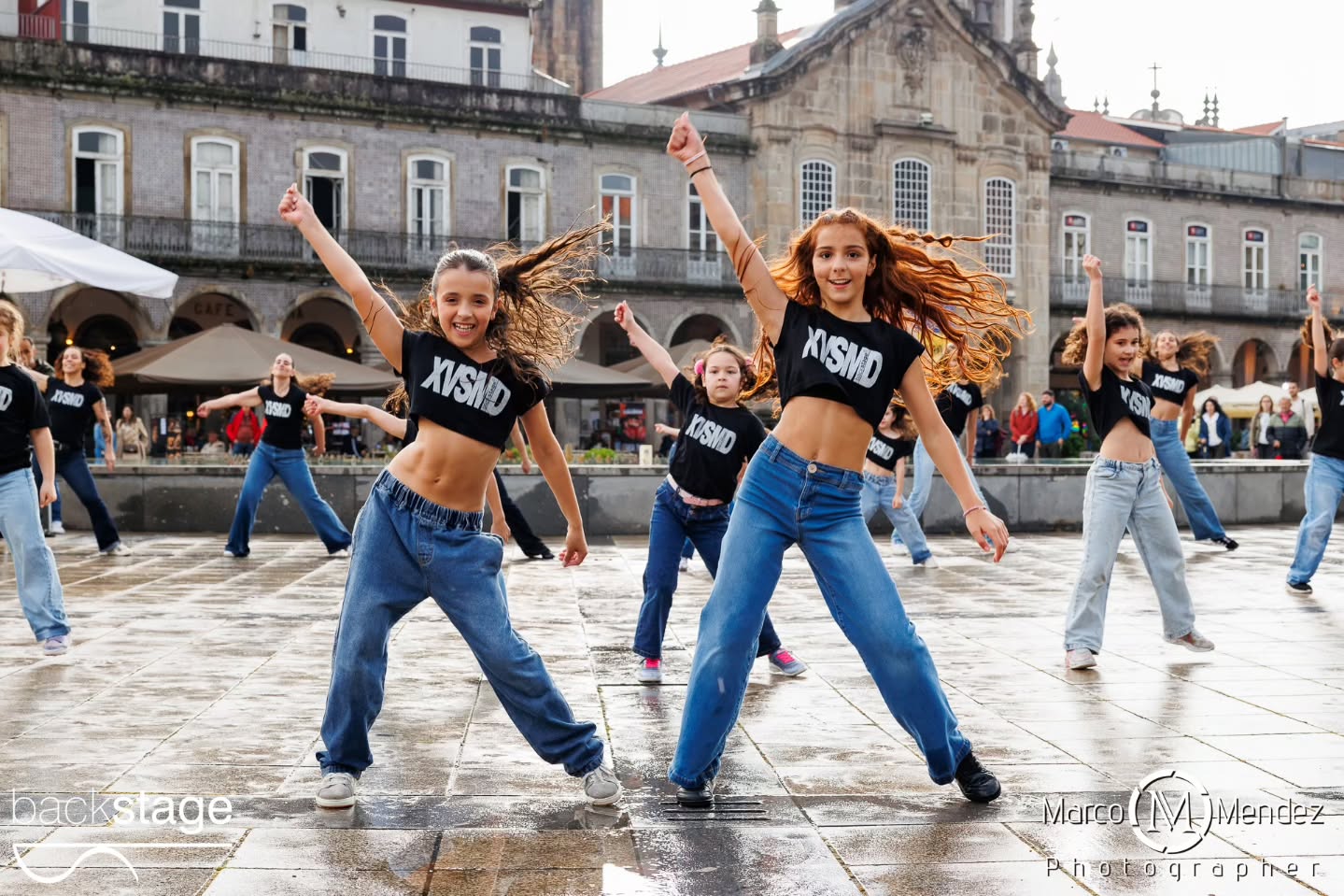 A XV StreetMobDance Backstage assinalou o Dia Internacional da Dança em Braga, com uma performance que reuniu cerca de 100 participantes na Praça da República no dia 29 de Abril! Ballet, Hip Hop, Commercial, Dança Contemporânea, Dança Jazz, Acro Dance... Dos mais pequenos aos adultos, dos iniciados aos avançados, todos provaram que a Dança pertence a todos os corpos, géneros, estilos e idades ✨ Vídeos brevemente 👀 Direção artística @rosaliapassinhas Coreógrafos e professores Rosália Passinhas Vasco Peixoto, Júlio Cerdeira, Carolina Gomes, Leonor Ferreira, Fotografia @marco_mendez_photographer DJ @octaviocamelodj Apoio @cafevianna Obrigada ainda pelo apoio @municipio_de_braga num agradecimento especial ao José Gonçalves que faz parte da nossa história ✨ #xvstreetmobdance #diainternacionaldadança #backstageescoladedança #braga #portugal
