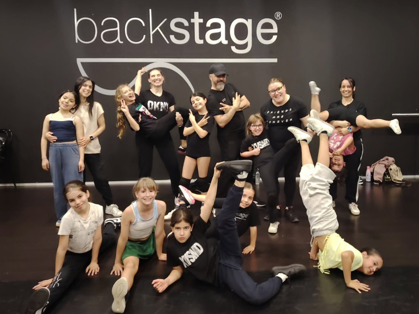 A Semana da Mãe terminou este sábado com a participação das mães (e respectivos substitutos quando necessário 😜) em todas as aulas de Babies e Kids! Elas aventuraram-se em Ballet, Acro Dance, Jazz, Contemporânea e Hip Hop e superaram todos os desafios! Para além de ser uma semana absolutamente adorável demonstrando toda a cumplicidade entre mães e filhos, estas atividades permitem aproximar a família à prática da dança, promovendo uma participação ainda maior dos familiares no quotidiano da formação dos nossos alunos! Obrigada mamãs por aceitarem o desafio e por todo o apoio imprescindível à evolução dos nossos alunos ❤️ #backstageescoladedança #semanadamaebackstage #escoladedançabraga #braga #portugal