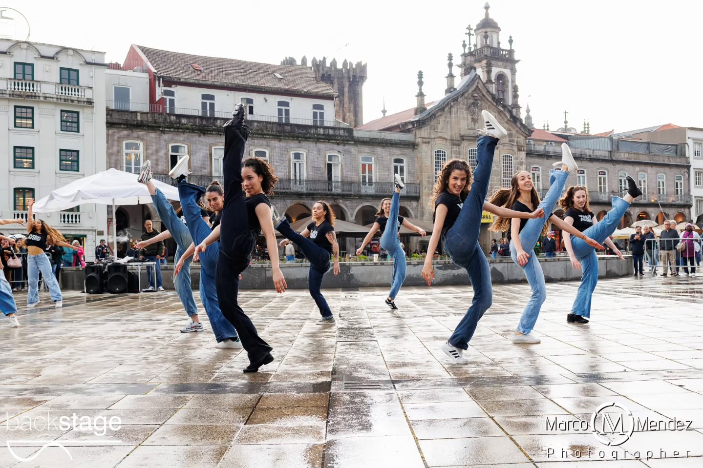 A XV StreetMobDance Backstage assinalou o Dia Internacional da Dança em Braga, com uma performance que reuniu cerca de 100 participantes na Praça da República no dia 29 de Abril! Ballet, Hip Hop, Commercial, Dança Contemporânea, Dança Jazz, Acro Dance... Dos mais pequenos aos adultos, dos iniciados aos avançados, todos provaram que a Dança pertence a todos os corpos, géneros, estilos e idades ✨ Vídeos brevemente 👀 Direção artística @rosaliapassinhas Coreógrafos e professores Rosália Passinhas Vasco Peixoto, Júlio Cerdeira, Carolina Gomes, Leonor Ferreira, Fotografia @marco_mendez_photographer DJ @octaviocamelodj Apoio @cafevianna Obrigada ainda pelo apoio @municipio_de_braga num agradecimento especial ao José Gonçalves que faz parte da nossa história ✨ #xvstreetmobdance #diainternacionaldadança #backstageescoladedança #braga #portugal