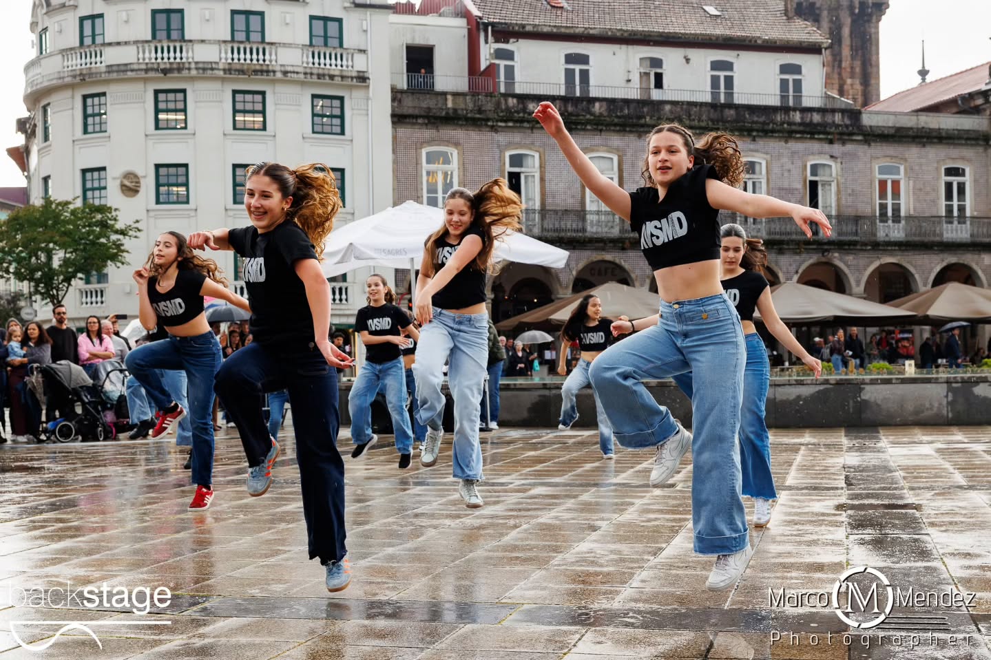 A XV StreetMobDance Backstage assinalou o Dia Internacional da Dança em Braga, com uma performance que reuniu cerca de 100 participantes na Praça da República no dia 29 de Abril! Ballet, Hip Hop, Commercial, Dança Contemporânea, Dança Jazz, Acro Dance... Dos mais pequenos aos adultos, dos iniciados aos avançados, todos provaram que a Dança pertence a todos os corpos, géneros, estilos e idades ✨ Vídeos brevemente 👀 Direção artística @rosaliapassinhas Coreógrafos e professores Rosália Passinhas Vasco Peixoto, Júlio Cerdeira, Carolina Gomes, Leonor Ferreira, Fotografia @marco_mendez_photographer DJ @octaviocamelodj Apoio @cafevianna Obrigada ainda pelo apoio @municipio_de_braga num agradecimento especial ao José Gonçalves que faz parte da nossa história ✨ #xvstreetmobdance #diainternacionaldadança #backstageescoladedança #braga #portugal