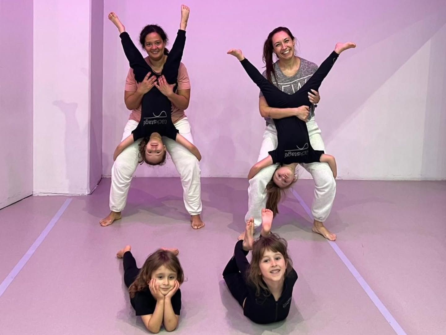 A Semana da Mãe terminou este sábado com a participação das mães (e respectivos substitutos quando necessário 😜) em todas as aulas de Babies e Kids! Elas aventuraram-se em Ballet, Acro Dance, Jazz, Contemporânea e Hip Hop e superaram todos os desafios! Para além de ser uma semana absolutamente adorável demonstrando toda a cumplicidade entre mães e filhos, estas atividades permitem aproximar a família à prática da dança, promovendo uma participação ainda maior dos familiares no quotidiano da formação dos nossos alunos! Obrigada mamãs por aceitarem o desafio e por todo o apoio imprescindível à evolução dos nossos alunos ❤️ #backstageescoladedança #semanadamaebackstage #escoladedançabraga #braga #portugal