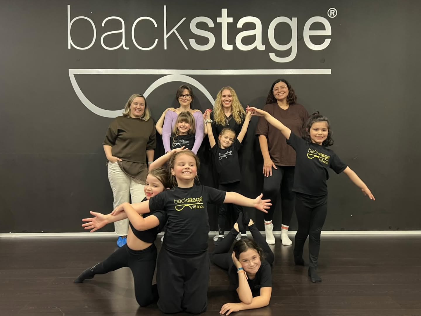A Semana da Mãe terminou este sábado com a participação das mães (e respectivos substitutos quando necessário 😜) em todas as aulas de Babies e Kids! Elas aventuraram-se em Ballet, Acro Dance, Jazz, Contemporânea e Hip Hop e superaram todos os desafios! Para além de ser uma semana absolutamente adorável demonstrando toda a cumplicidade entre mães e filhos, estas atividades permitem aproximar a família à prática da dança, promovendo uma participação ainda maior dos familiares no quotidiano da formação dos nossos alunos! Obrigada mamãs por aceitarem o desafio e por todo o apoio imprescindível à evolução dos nossos alunos ❤️ #backstageescoladedança #semanadamaebackstage #escoladedançabraga #braga #portugal