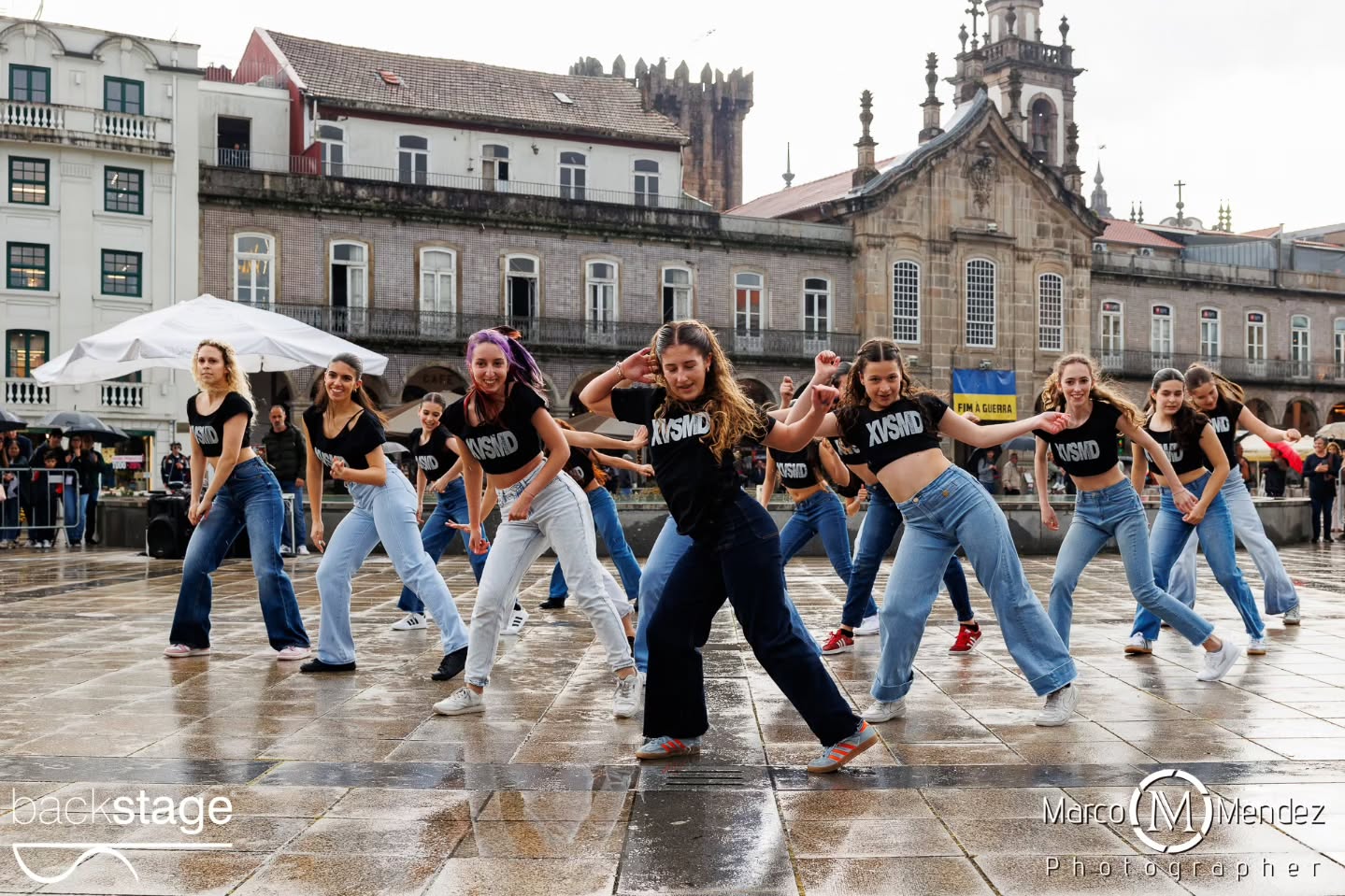 A XV StreetMobDance Backstage assinalou o Dia Internacional da Dança em Braga, com uma performance que reuniu cerca de 100 participantes na Praça da República no dia 29 de Abril! Ballet, Hip Hop, Commercial, Dança Contemporânea, Dança Jazz, Acro Dance... Dos mais pequenos aos adultos, dos iniciados aos avançados, todos provaram que a Dança pertence a todos os corpos, géneros, estilos e idades ✨ Vídeos brevemente 👀 Direção artística @rosaliapassinhas Coreógrafos e professores Rosália Passinhas Vasco Peixoto, Júlio Cerdeira, Carolina Gomes, Leonor Ferreira, Fotografia @marco_mendez_photographer DJ @octaviocamelodj Apoio @cafevianna Obrigada ainda pelo apoio @municipio_de_braga num agradecimento especial ao José Gonçalves que faz parte da nossa história ✨ #xvstreetmobdance #diainternacionaldadança #backstageescoladedança #braga #portugal