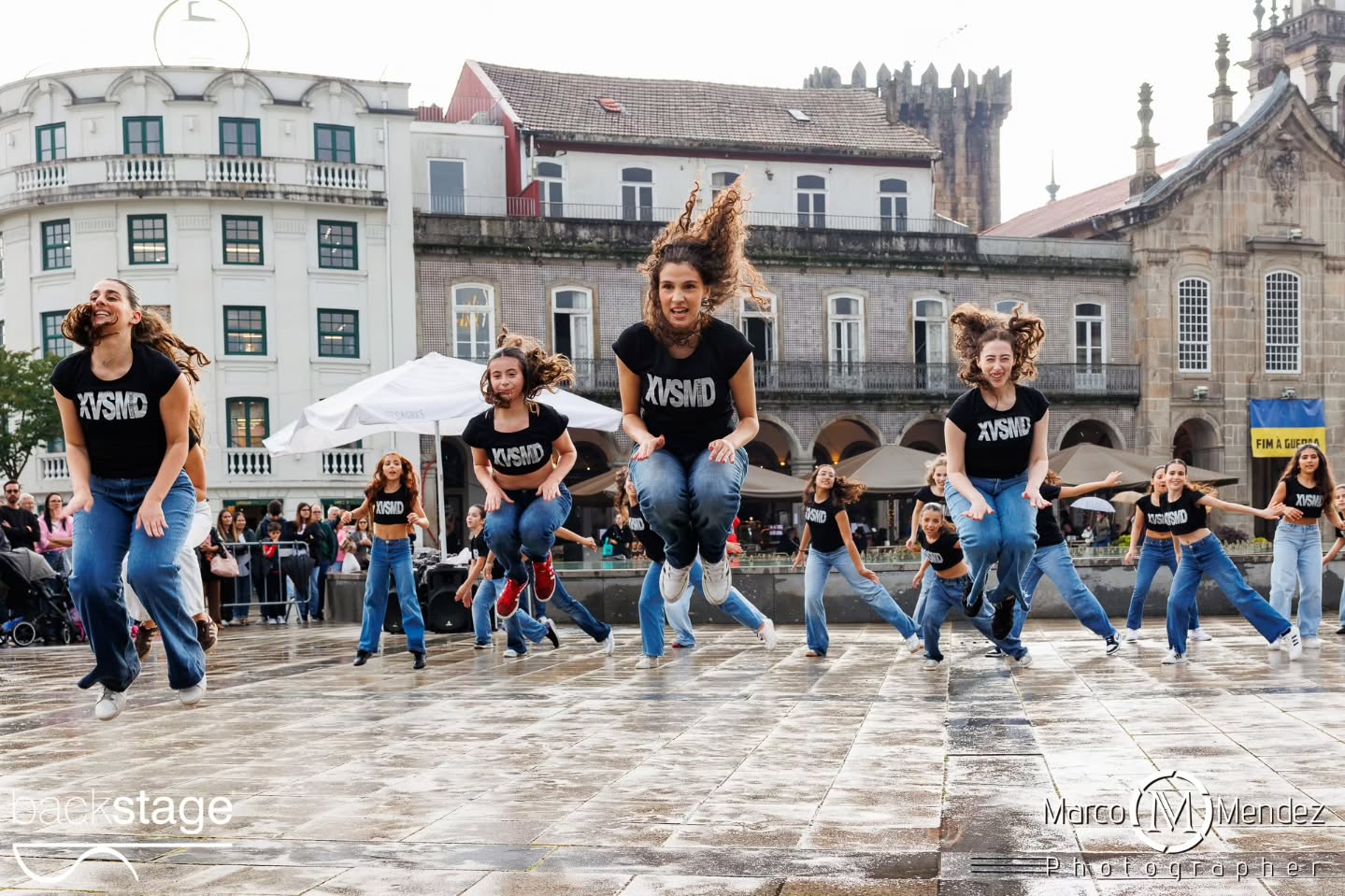 A XV StreetMobDance Backstage assinalou o Dia Internacional da Dança em Braga, com uma performance que reuniu cerca de 100 participantes na Praça da República no dia 29 de Abril! Ballet, Hip Hop, Commercial, Dança Contemporânea, Dança Jazz, Acro Dance... Dos mais pequenos aos adultos, dos iniciados aos avançados, todos provaram que a Dança pertence a todos os corpos, géneros, estilos e idades ✨ Vídeos brevemente 👀 Direção artística @rosaliapassinhas Coreógrafos e professores Rosália Passinhas Vasco Peixoto, Júlio Cerdeira, Carolina Gomes, Leonor Ferreira, Fotografia @marco_mendez_photographer DJ @octaviocamelodj Apoio @cafevianna Obrigada ainda pelo apoio @municipio_de_braga num agradecimento especial ao José Gonçalves que faz parte da nossa história ✨ #xvstreetmobdance #diainternacionaldadança #backstageescoladedança #braga #portugal