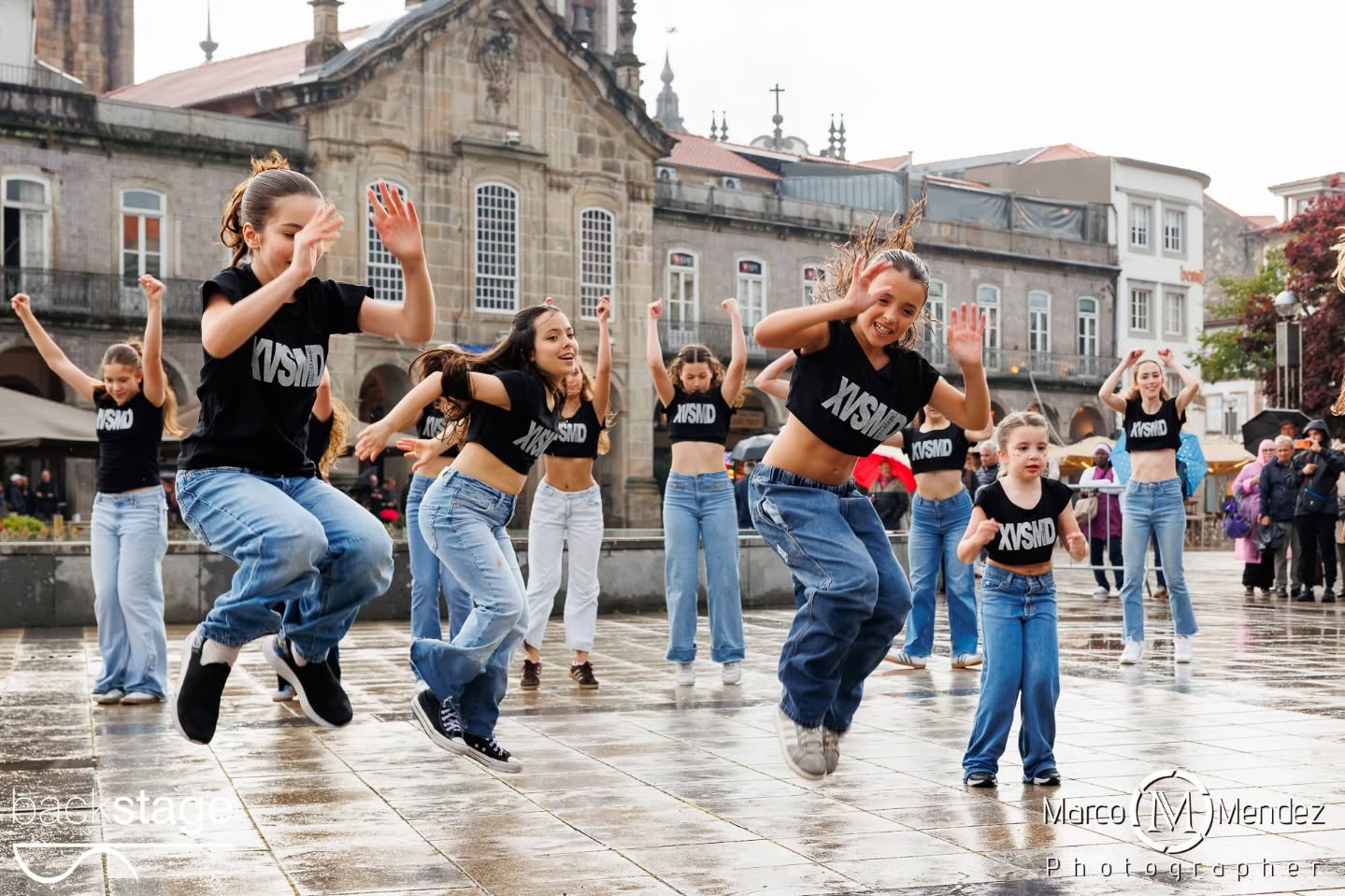 A XV StreetMobDance Backstage assinalou o Dia Internacional da Dança em Braga, com uma performance que reuniu cerca de 100 participantes na Praça da República no dia 29 de Abril! Ballet, Hip Hop, Commercial, Dança Contemporânea, Dança Jazz, Acro Dance... Dos mais pequenos aos adultos, dos iniciados aos avançados, todos provaram que a Dança pertence a todos os corpos, géneros, estilos e idades ✨ Vídeos brevemente 👀 Direção artística @rosaliapassinhas Coreógrafos e professores Rosália Passinhas Vasco Peixoto, Júlio Cerdeira, Carolina Gomes, Leonor Ferreira, Fotografia @marco_mendez_photographer DJ @octaviocamelodj Apoio @cafevianna Obrigada ainda pelo apoio @municipio_de_braga num agradecimento especial ao José Gonçalves que faz parte da nossa história ✨ #xvstreetmobdance #diainternacionaldadança #backstageescoladedança #braga #portugal