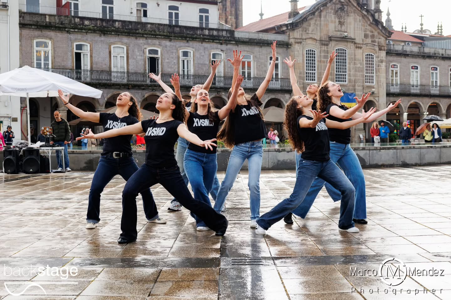 A XV StreetMobDance Backstage assinalou o Dia Internacional da Dança em Braga, com uma performance que reuniu cerca de 100 participantes na Praça da República no dia 29 de Abril! Ballet, Hip Hop, Commercial, Dança Contemporânea, Dança Jazz, Acro Dance... Dos mais pequenos aos adultos, dos iniciados aos avançados, todos provaram que a Dança pertence a todos os corpos, géneros, estilos e idades ✨ Vídeos brevemente 👀 Direção artística @rosaliapassinhas Coreógrafos e professores Rosália Passinhas Vasco Peixoto, Júlio Cerdeira, Carolina Gomes, Leonor Ferreira, Fotografia @marco_mendez_photographer DJ @octaviocamelodj Apoio @cafevianna Obrigada ainda pelo apoio @municipio_de_braga num agradecimento especial ao José Gonçalves que faz parte da nossa história ✨ #xvstreetmobdance #diainternacionaldadança #backstageescoladedança #braga #portugal
