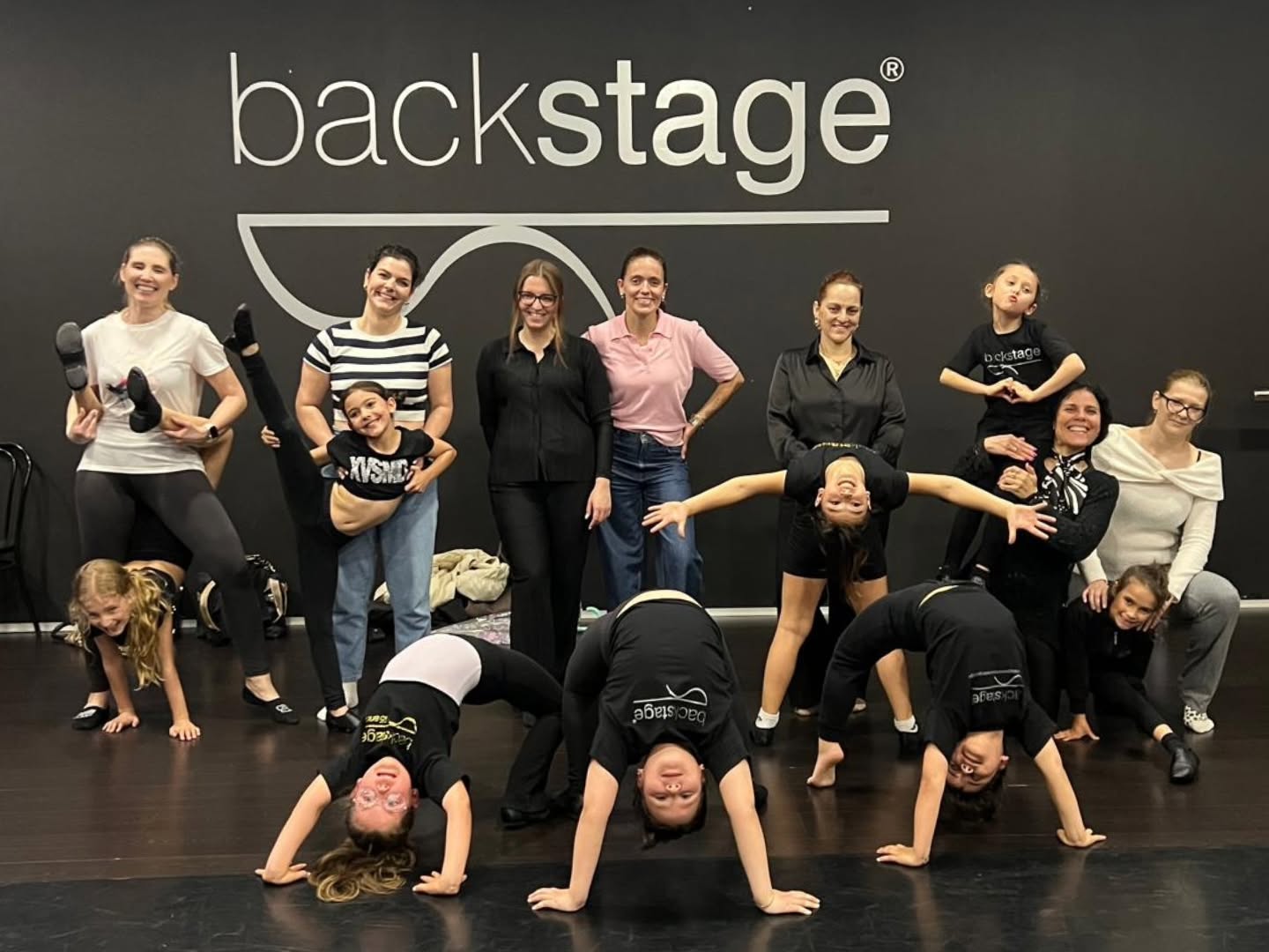 A Semana da Mãe terminou este sábado com a participação das mães (e respectivos substitutos quando necessário 😜) em todas as aulas de Babies e Kids! Elas aventuraram-se em Ballet, Acro Dance, Jazz, Contemporânea e Hip Hop e superaram todos os desafios! Para além de ser uma semana absolutamente adorável demonstrando toda a cumplicidade entre mães e filhos, estas atividades permitem aproximar a família à prática da dança, promovendo uma participação ainda maior dos familiares no quotidiano da formação dos nossos alunos! Obrigada mamãs por aceitarem o desafio e por todo o apoio imprescindível à evolução dos nossos alunos ❤️ #backstageescoladedança #semanadamaebackstage #escoladedançabraga #braga #portugal
