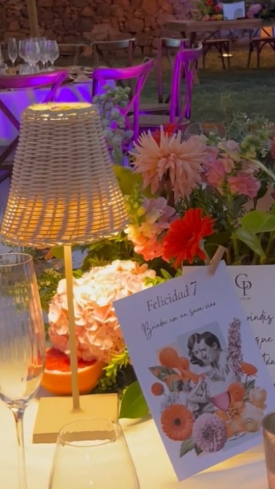 Carmen y Pablo son color, alegría y risas. Una pareja llena de luz, de energía y de esa alegría que se contagia casi sin darse cuenta. Su forma de ser, de mirarse y de disfrutar juntos tiene algo especial: llenan de color todo lo que les rodea.
Son de esas parejas que transmiten muchísimo con solo verlas, que convierten cualquier momento en algo más vivo y que desprenden una magia muy suya. Porque si tuviéramos que definirlos en pocas palabras, serían eso: luz, color y mucha alegría de estar juntos.
@omicronbodas
@fusionupcial
@migue_chacon
@soy_documental
@manufernandezfloresyeventos
@finca_navafria.eventos
@cateringlagranfamilia
@izonevents
@pandacanalla
@carmennherrojo